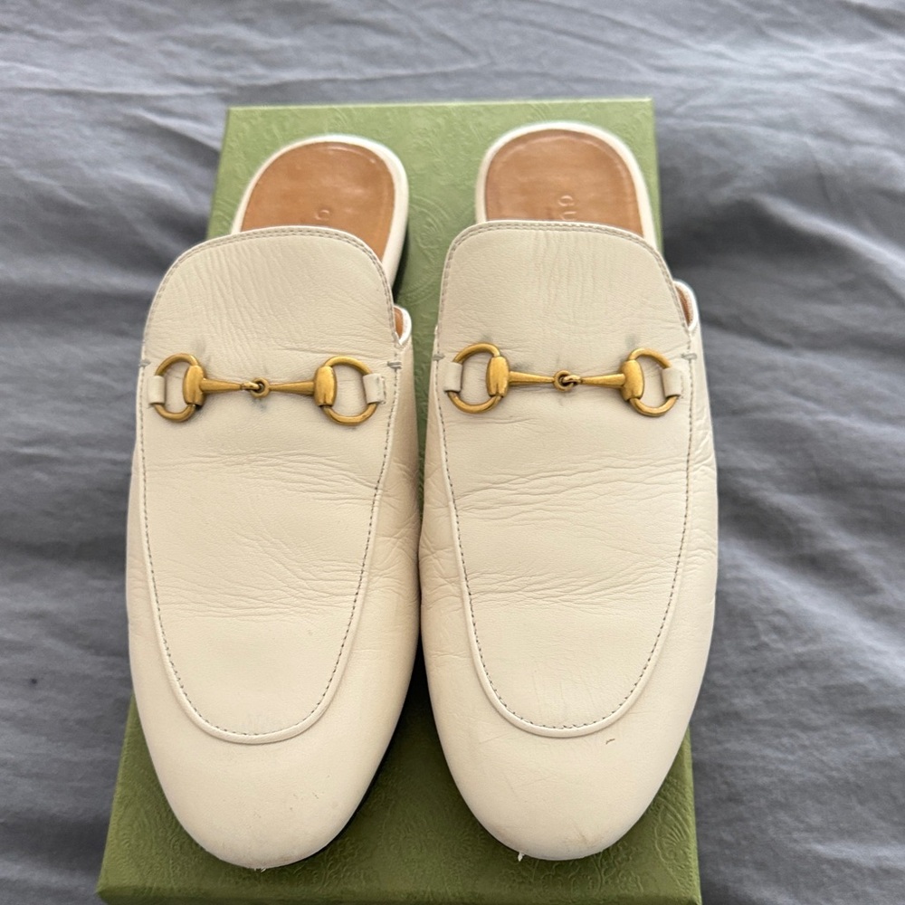 Gucci Womens Princetown Cream Leather
Gold Horsebit Mules Slippers. Made in 🇮🇹